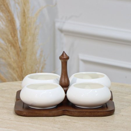 طقم/5 مضيفة خشب مربع +4 صحون بورسلان ابيض شكل مدور مسكة خشب EL1/4 =رم4