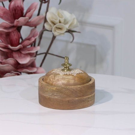 مضيفة خشب مدور 15 سم 89718 غطا قبه محفر مزخرف ابيض  مسكة نحاس هندي %ه15