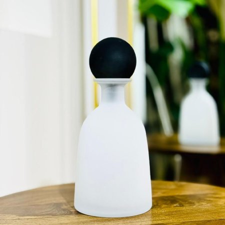 فازة بيضاوي زجاج ابيض 32سم K200/2 غطا طابة اسود =VGR3