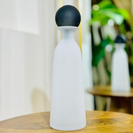 فازة بيضاوي زجاج ابيض 42سم K200/3 غطا طابة اسود =VGR3